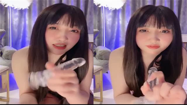 丝袜肥臀巨乳御姐骚气爆棚，淫叫互动假屌狂操无毛嫩逼