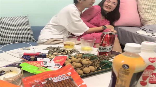 深夜探花狂操极品良家少妇 瘦猴猛汉爆操白虎嫩穴内射完堕