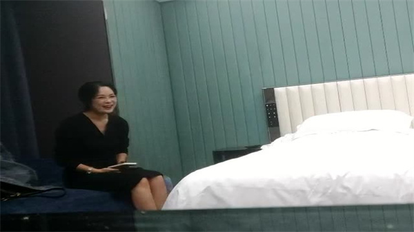 【外围预订】极品夜场女神苦等1小时，骚气姐弟恋激情爆操