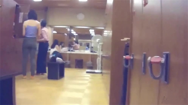 【偷拍】女澡堂更衣间实录!白花花肉体全曝光,湿身裸体换衣骚动