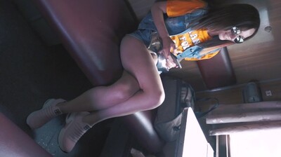 18岁淫荡骚妹地铁上狂吸巨屌!深喉口交实拍