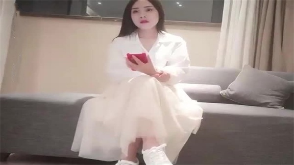 约炮白色长裙纹身骚妹,酒店房间疯狂爆操内射