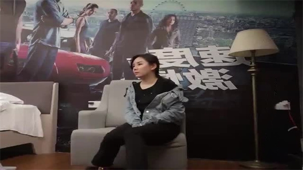 沙发狂干牛仔外套辣妹，爆操抠逼内射骚穴