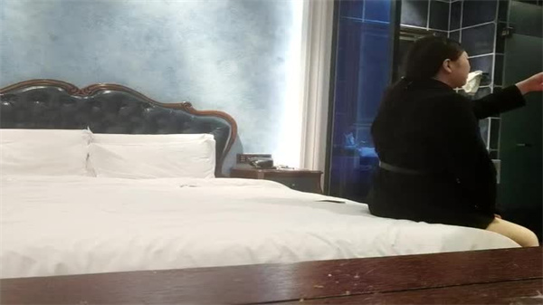 极品肉感外围御姐沦陷!被按头狂干嘴巴塞满巨屌猛吞!
