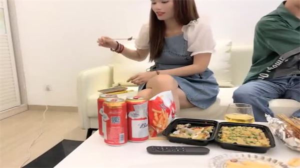 网恋奔现极品骚货!饥渴肉棒深插淫穴狂干,第四次见面直接野战内射