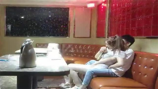 探花炮哥全网疯传！商K偷拍巨乳骚货，淫荡浪穴被猛烈爆操内射！