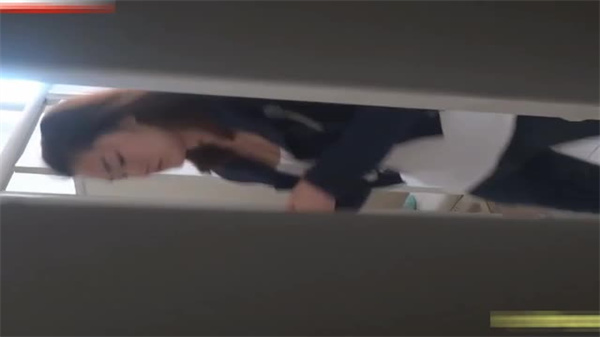 高校女厕被密拍!清纯美腿深蹲露穴,私密羞耻大曝光!