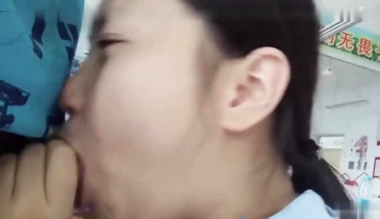 趁同学们没来教室男友拉开裤链让女友跪舔大鸡巴！